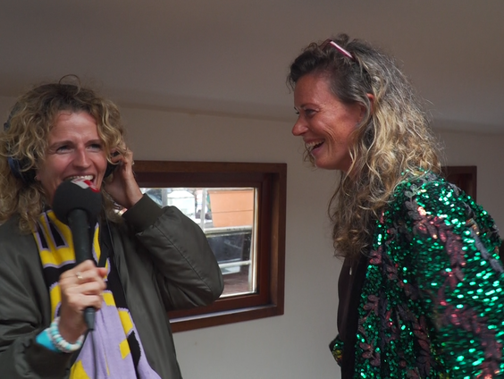 Carolien te gast op het woonboothuisfeestje van Barbara: 'Iedereen is welkom'