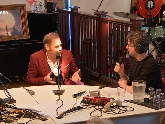 Elvis-dominee, Fred Omvlee, deelt zijn passie voor gospelmuziek met The King of Rock en haalt hier zijn l ...