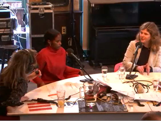 PvdA-raadslid in Amsterdam Fatihya Abdi en Volt-Kamerlid Marieke Koekkoek bespreken de online veiligheid van kinderen