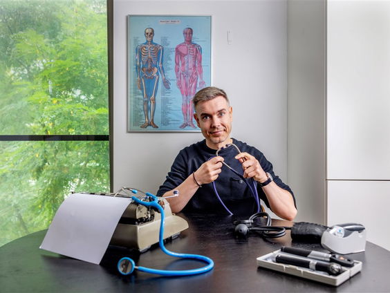 Huisarts Rutger Verhoeff protesteert op het Malieveld: 'Meer tijd voor de patiënt'