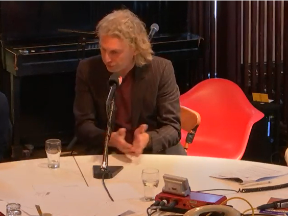 Kiest Messi voor oliedollars of toch voor Camp Nou? Journalisten Joris Kooiman en Edwin Winkels weten meer.