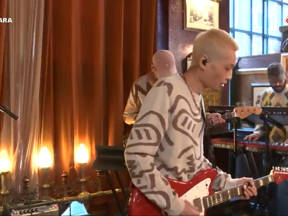 Secret Rendezvous – Cold shoulder