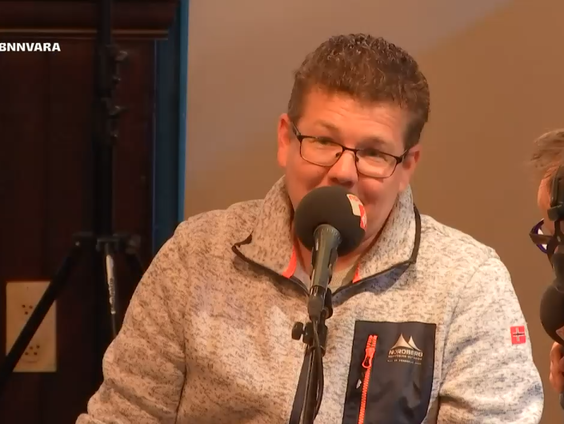 Age Veldboom en Klaas van der Meulen gaan in discussie over het ontknikken van een skûtsje.