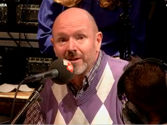 Wat heeft Donald Trump met het Friese plaatsje Makkum te maken? Meer dan je zou vermoeden! De punkband It Dockumer Lokaeltsje zingt erover op hun nieuwe plaat.