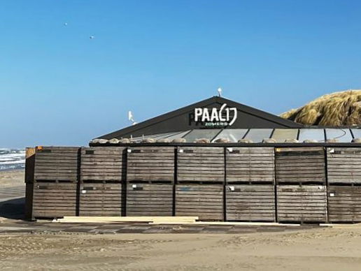 Texelse strandtent eigenaar Mark Röpke bereidt zich voor op storm Eunice met kilo's uien
