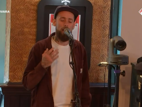 37 jaar na zijn dood leeft de muziek van Groninger Ede Staal nog volop. Zijn zoon Jasper Staal en theater ...