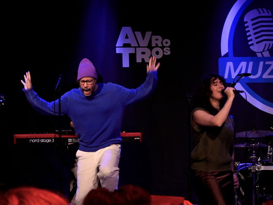 Pete Philly & Perquisite ft. Naaz - Mayhem | live in Muziekcafé