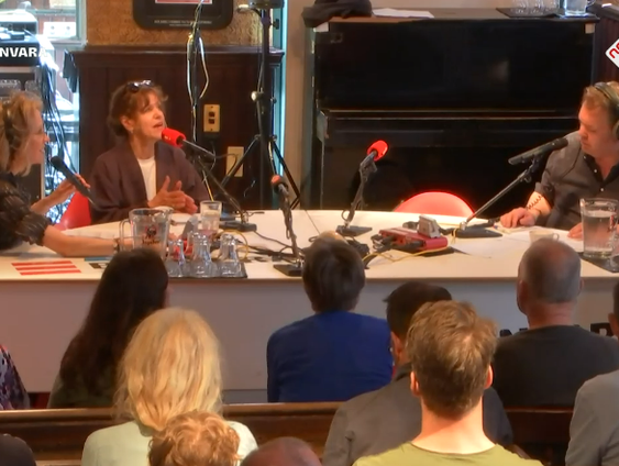 VK-correspondent Lia van Beckhoven bespreekt alle tradities, rituelen en schandalen rond de kroning van C ...