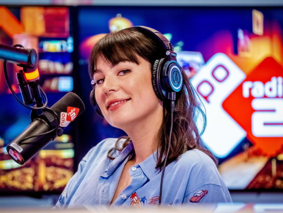 Jasper van Kuijk winnaar Slimste Mens doet quiz met Emmely de Wilt