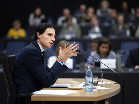 NOS-correspondent Ardy Stemerding over haperende microfoon Hoekstra: "Uiteindelijk werd 'ie er ontspannen door"