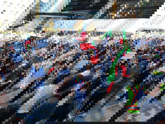 Emmely spreekt met arts en vrouwenrechtenactivist Parisa Kamali over de protesten in en voor Iran