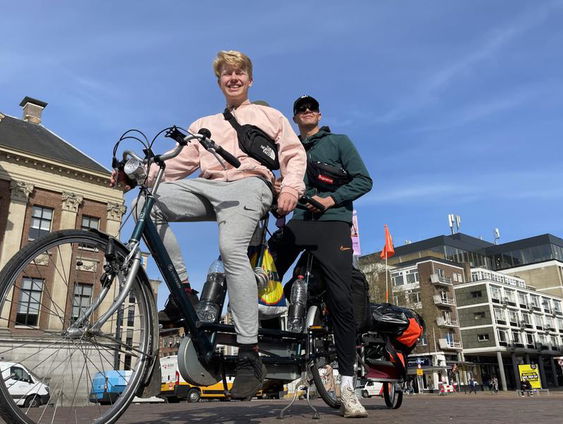 Tandemduo Herre en Jesper maakt dorstige tussenstop in Lloret de Mar onderweg naar Marokko