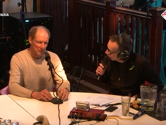 Jarenlang was hij dé stem tijdens wielerwedstrijden, maar na bijna twintig jaar stopt commentator Maarten ...