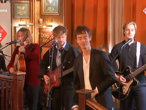 Meet you in the middle - Orange Skyline