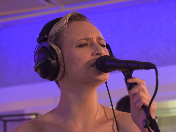 Hooverphonic met Mad About You live in Muziekcafé