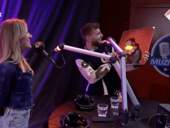 Suzan & Freek krijgen in Muziekcafé een Gouden Award voor Slapeloosheid