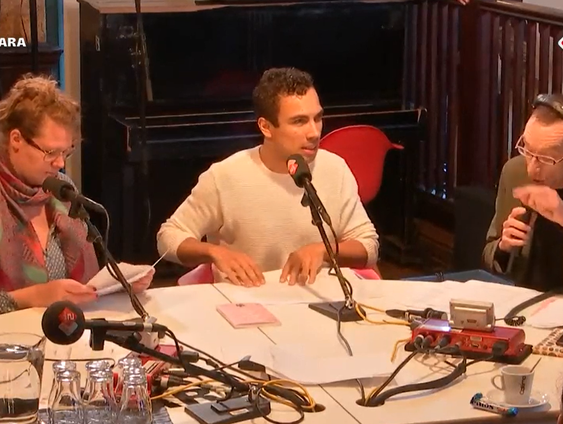 Cabaret: de Moppersmurf over het overlijden van Vader Abraham