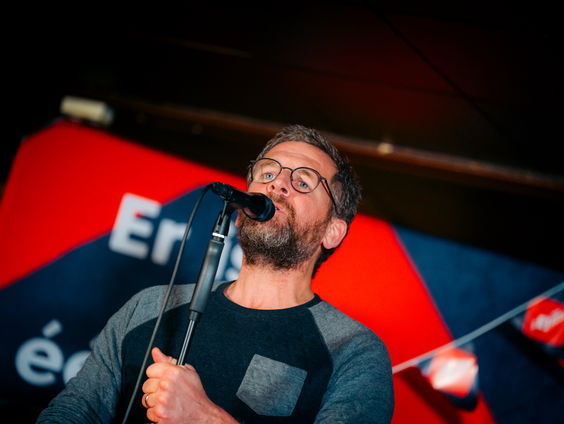 Racoon onder de indruk van volle stamkroeg om 8.00 uur 's ochtends