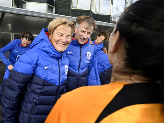 Vera Pauw geeft Jan-Willem coaching-tips: "Niet in rijtjes zetten"