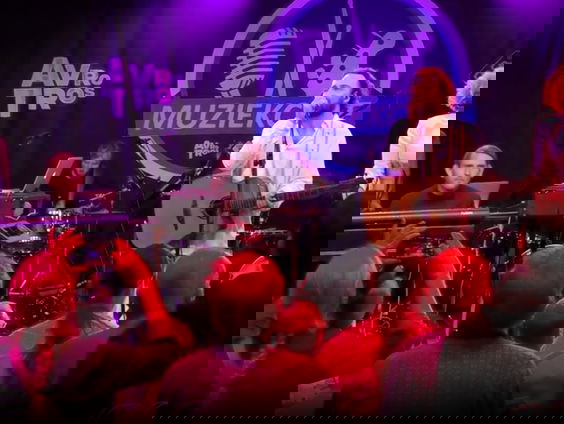 Kraak & Smaak - Naked | live in Muziekcafé