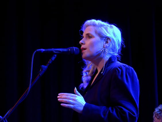 Nina June - We Watched It All Come Down | live in Muziekcafé