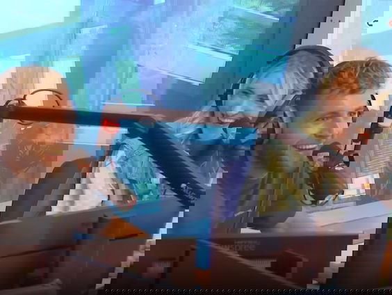 Suzan en Freek vertellen Bart over het bijzondere ontstaan van hun nieuwe videoclip