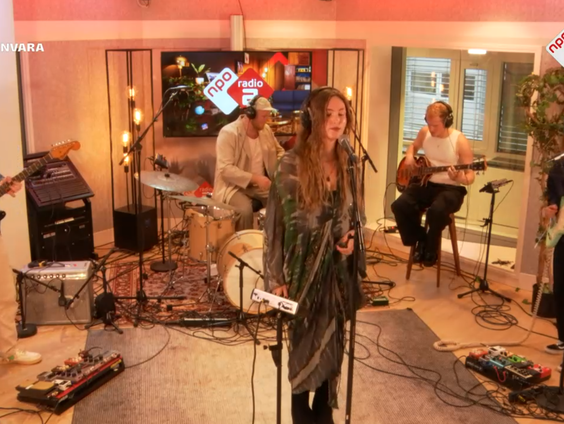 Eva Valery speelt 'Bygones' live @ Blokhuis