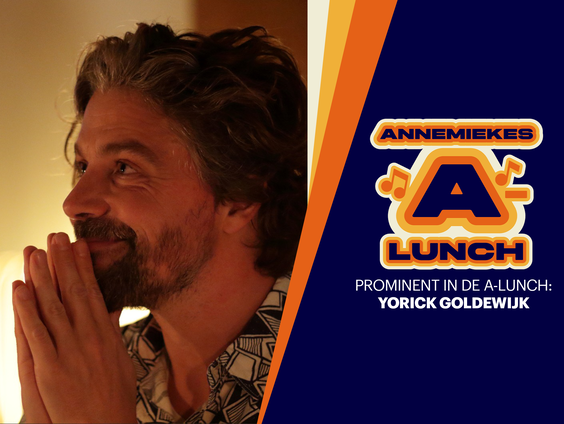 Annemieke belt met Gouden Griffel winnaar Yorick Goldewijk