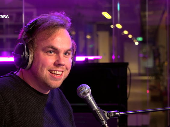 Hoe maak je een liedje als Nick & Simon? Tommy Zwartjes zoekt het uit!