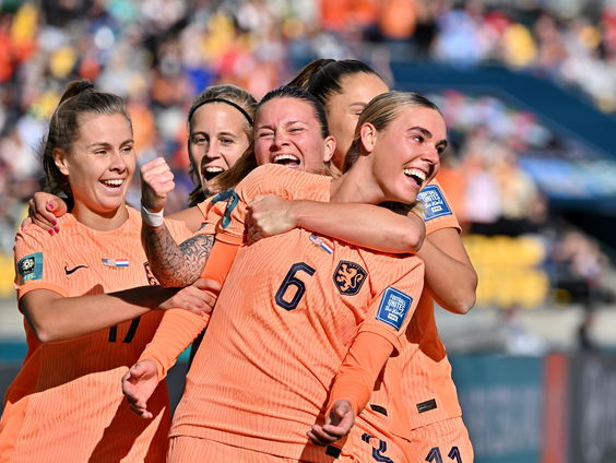 De Oranje Leeuwinnen met 7-0 van Vietnam op het WK!