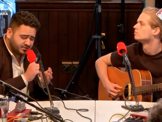 Ammar Bozoglu heeft een stem van goud en zingt het liefst het levenslied. Het levert hem de bijnaam Ali H ...