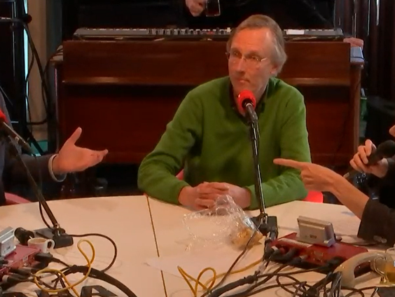 Partij voor de Dieren Rotterdam wil dat er een verbod komt op het voeren van eendjes. Directeur van het Natuurhistorisch Museum Kees Moeliker vindt dit onzin.