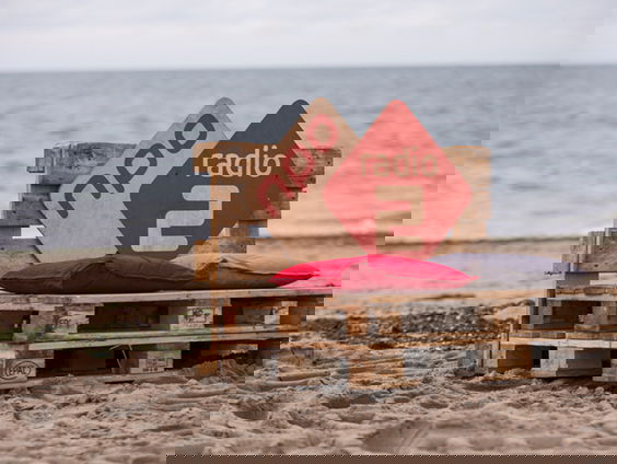 Bellen met leidinggevende Suzanne om live te mogen uitzenden op Concert at Sea