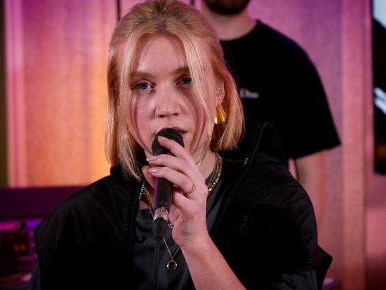 Hanne Mjøen - Dancing On My Own (Robyn cover) Live @ Giel