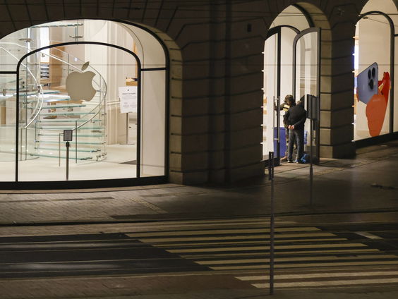 NOS verslaggever Edwin van den Berg met het laatste nieuws rondom de gijzeling in Amsterdam
