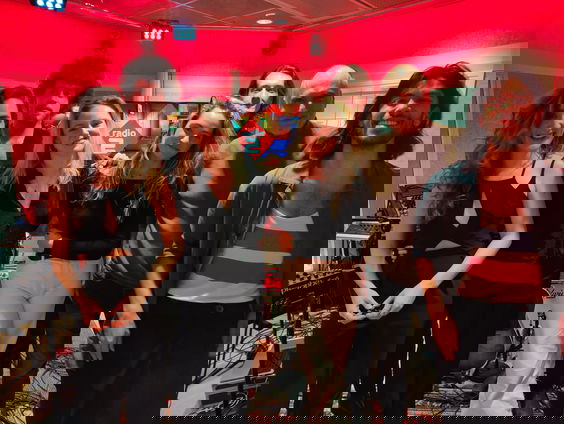 Neomi speelt haar nieuwe single 'Red Balloon' live @ Blokhuis