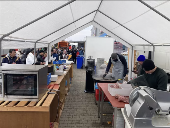 Student Niek Brouwer bakt al een week patat voor vluchtelingen bij de Poolse grens