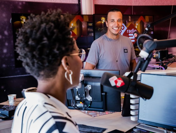 Shay & Morad bellen met Mark Calderon van Color Me Badd