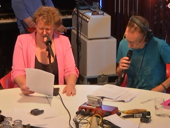 Cabaret: De zwembaden gaan kopje onder