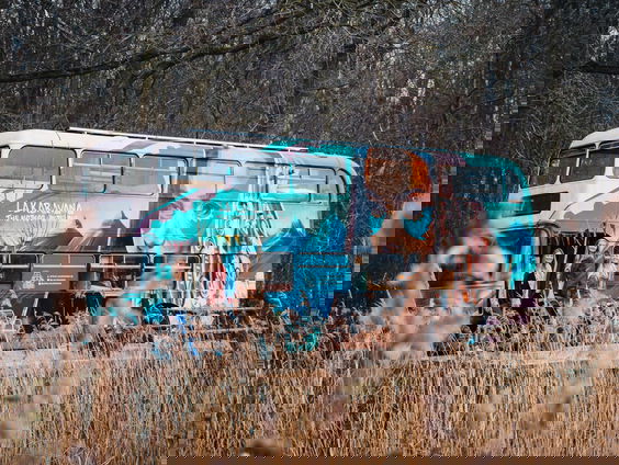 Saskia bouwde samen met twee vriendinnen een oude dubbeldekker om tot rijdend hostel