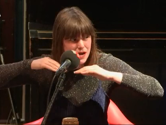 Een brood van een week oud? Een zwarte bananenschil? Theatermaker Sien Vanmaele gooit het niet in de prullenbak,