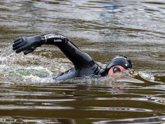 Maarten van der Weijden zwom in het donker in Hel van het Noorden