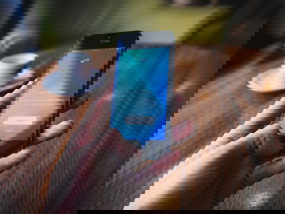 Saskia zit thuis met corona en haar thema voor 2022 volgens Twitter is 'Ademnood'