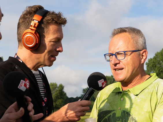 Jan-Willem en Jeroen komen een oude bekende tegen: "Proost"