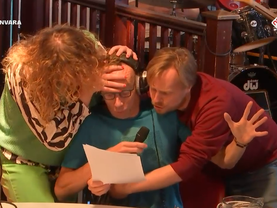 Cabaret: 2 activisten plakken zich vast aan Dolf