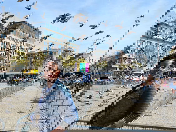 Shay vraagt wat Amsterdam doet op 4 mei om 20:00