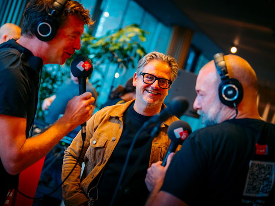 Guus Meeuwis verrast met Tilburgse erepenning: "Hij is echt heel mooi"