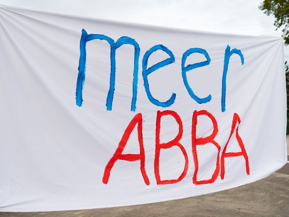 Gespot: Jeroens 'Meer ABBA'-slogan bij de Nijmeegse 4Daagse!