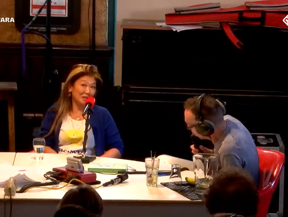 Aki Watano valt met haar Aziatische uiterlijk meer op dan haar lief is. Van jongs af aan probeert ze haar ...