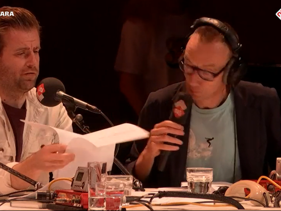 De koning schuift aan over de brieven die hij krijgt van het volk